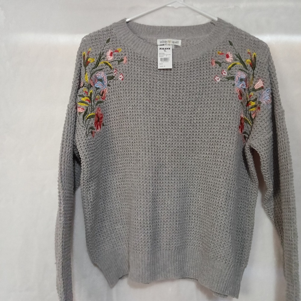 Woven Heart Floral Embroidered Waffle Knit Sweater Gray Size Medium M NEW